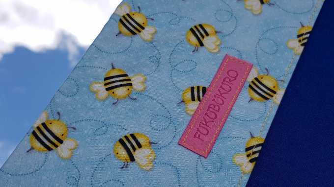 Protège  carnet de santé bleu / abeilles